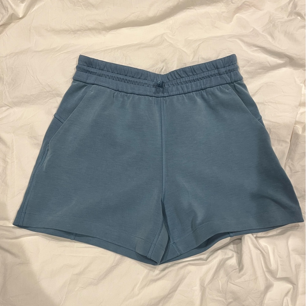 NWT lululemon Softstreme Shorts 4”